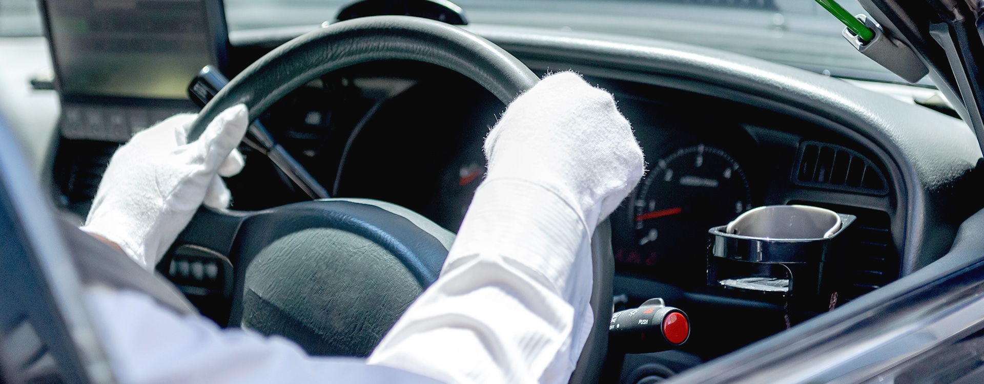 ハンドルを握るバスの運転手の写真